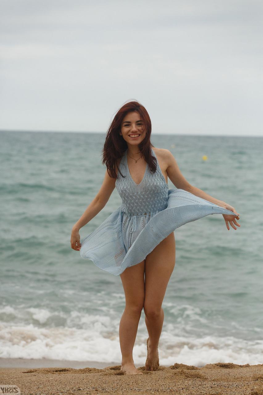 13P A linda Madeline Escobar mostra seus lindos seios e pernas quentes ao ar livre