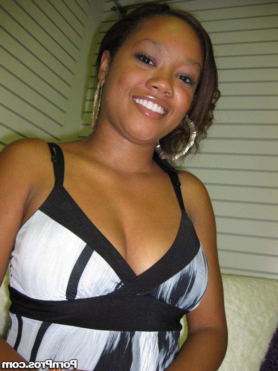 20P A garota negra Melody Jackson é fodida e facializada por um grande galo branco