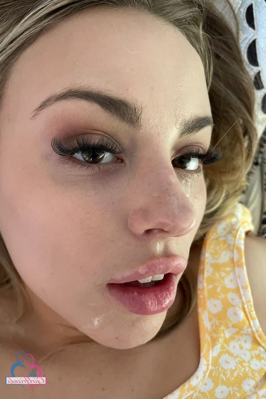 20P Die sexy Blondine Anna Claire Clouds zeigt ihren großen Hintern und ihre leckere rosa Muschi