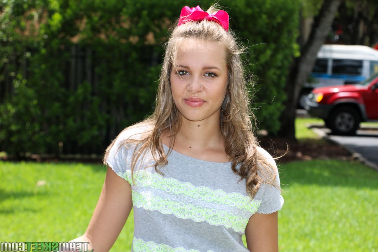 20P A adolescente morena de bunda grande Liza Rowe dá um belo boquete no pau grosso antes de foder