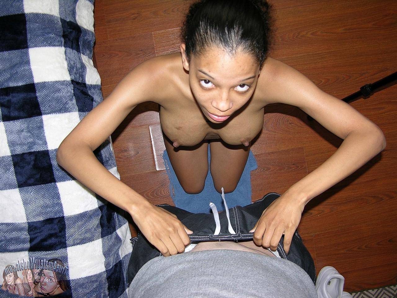 14P La fille noire Eden West prend une éjaculation dans ses fesses pendant une relation sexuelle en POV.