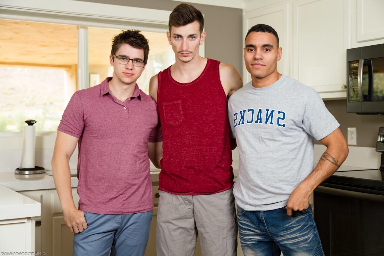 20P Três universitários gays se fodem enquanto fazem uma pausa nos estudos