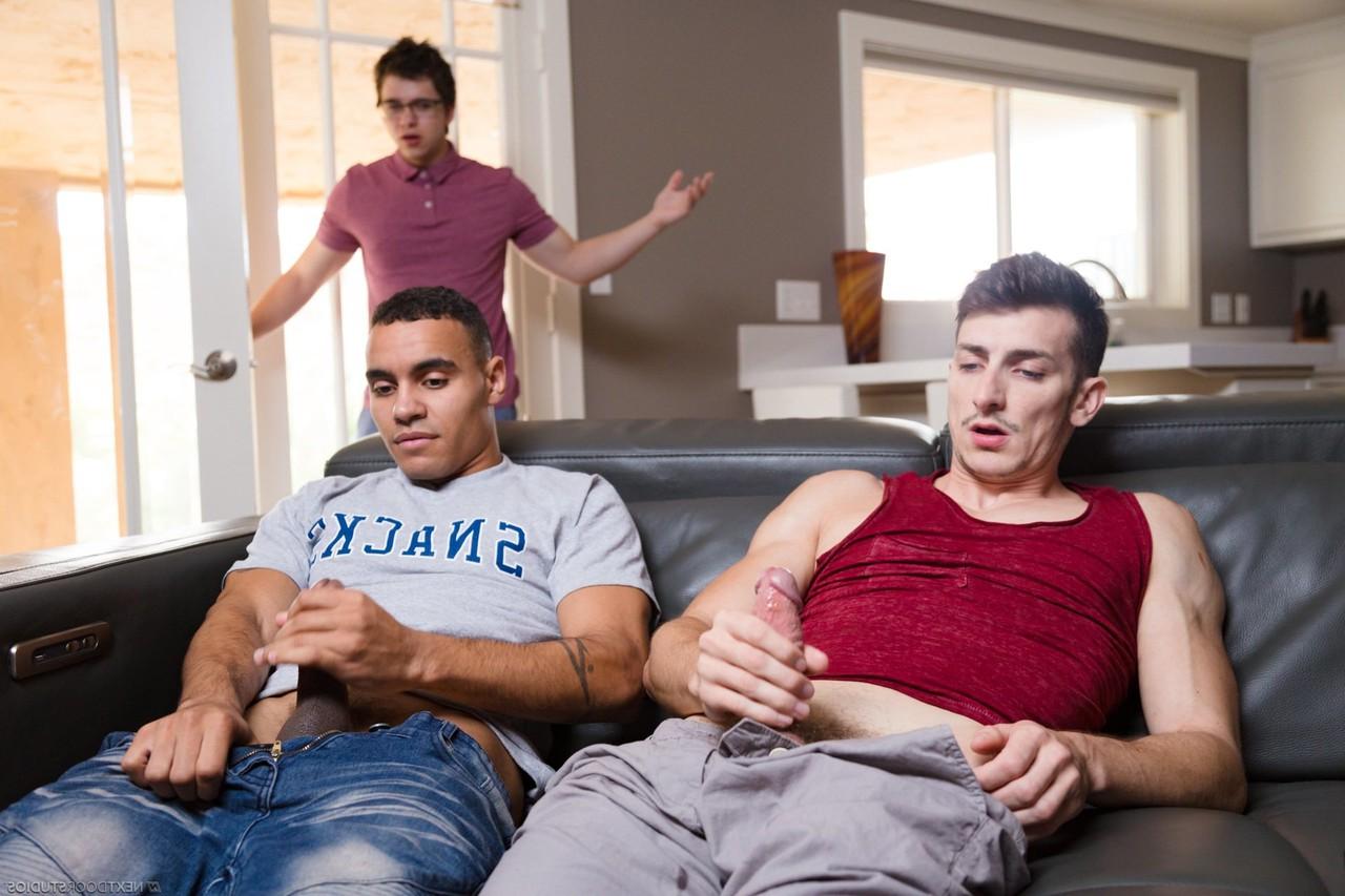 20P Três universitários gays se fodem enquanto fazem uma pausa nos estudos