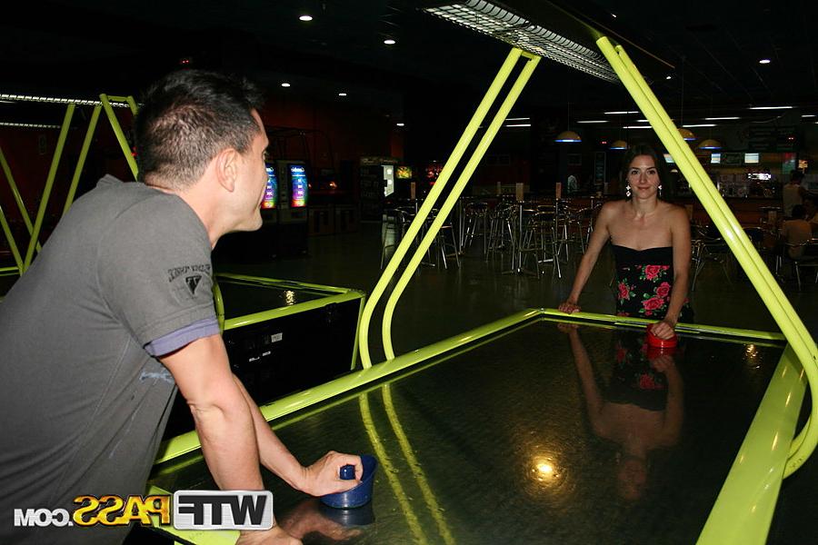 16P A morena amadora Leila expõe seus peitos minúsculos antes de um jogo de air hockey