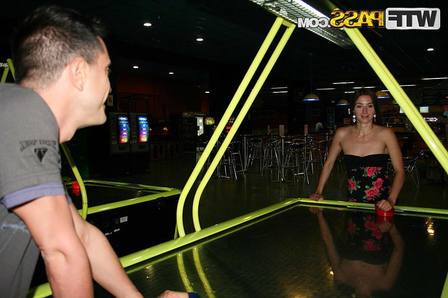 16P A morena amadora Leila expõe seus peitos minúsculos antes de um jogo de air hockey