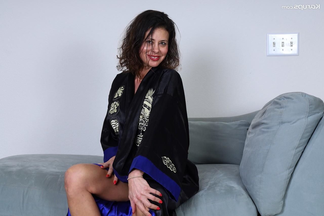 18P La mayor amateur Mimi Love juega con su vagina afeitada en tacones en un sofá