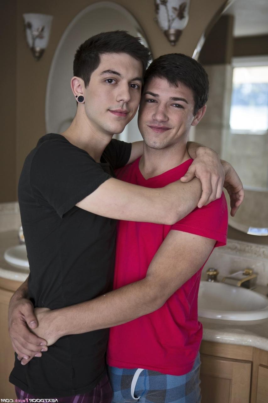 20P Les gays maigres Scott Emerald et Jake Jonas se déshabillent et se baisent