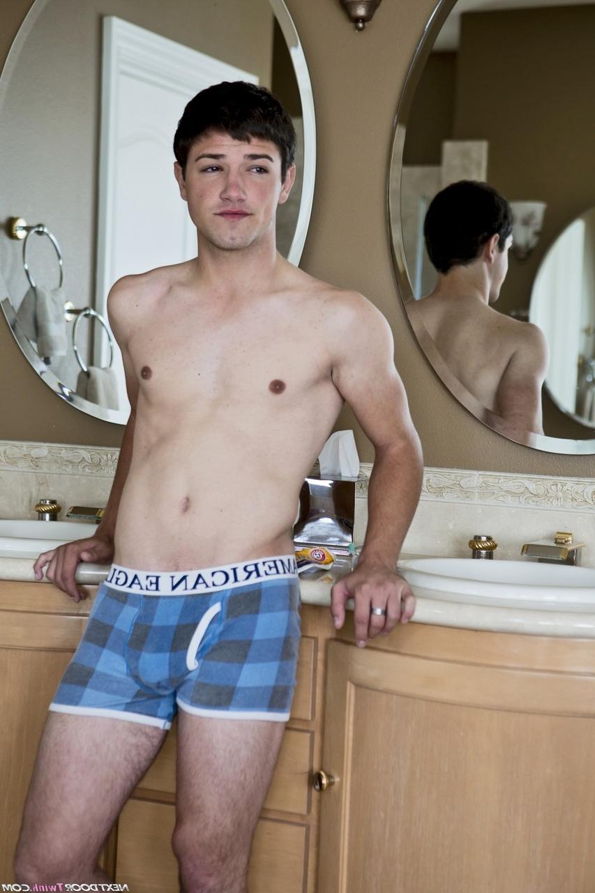 20P Les gays maigres Scott Emerald et Jake Jonas se déshabillent et se baisent