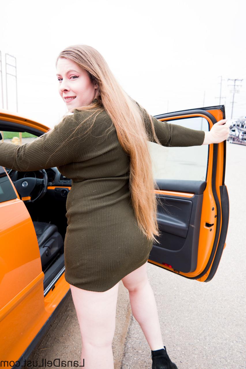 15P La salope potelée Lana Del Lust dévoile son gros cul et ses seins juteux dans sa voiture