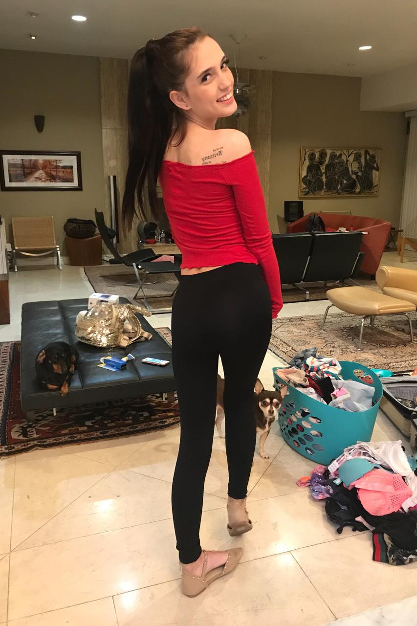 20P La seductora adolescente Brooke Haze muestra su acogedor coño recortado mientras está de vacaciones