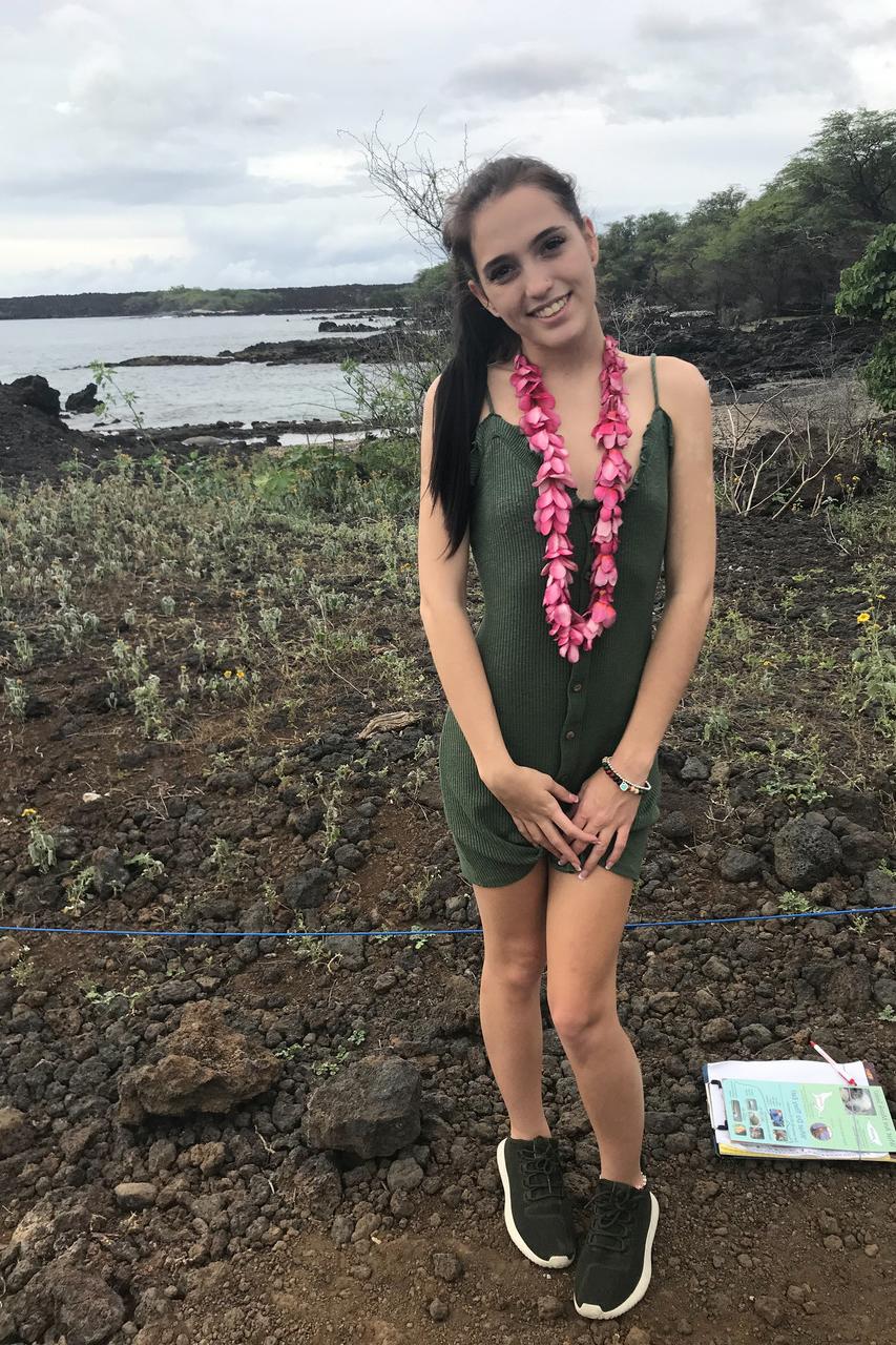 20P La seductora adolescente Brooke Haze muestra su acogedor coño recortado mientras está de vacaciones