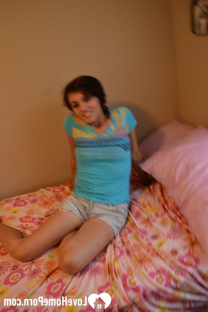 20P La miel amateur deja caer lentamente su camisa y su falda y abre su coño