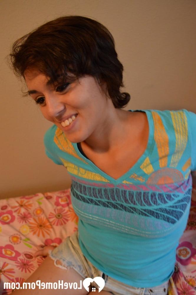 20P La miel amateur deja caer lentamente su camisa y su falda y abre su coño