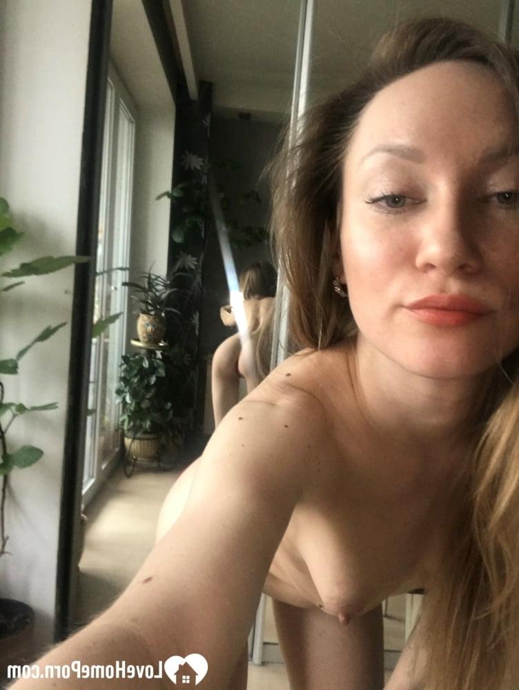 20P Katlynn, une MILF amateur et maigre, prend des selfies nus et sexy tout en écartant sa chatte.