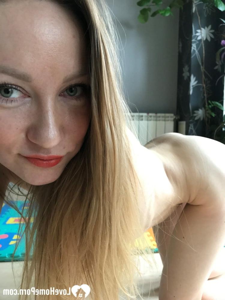 20P Katlynn, une MILF amateur et maigre, prend des selfies nus et sexy tout en écartant sa chatte.