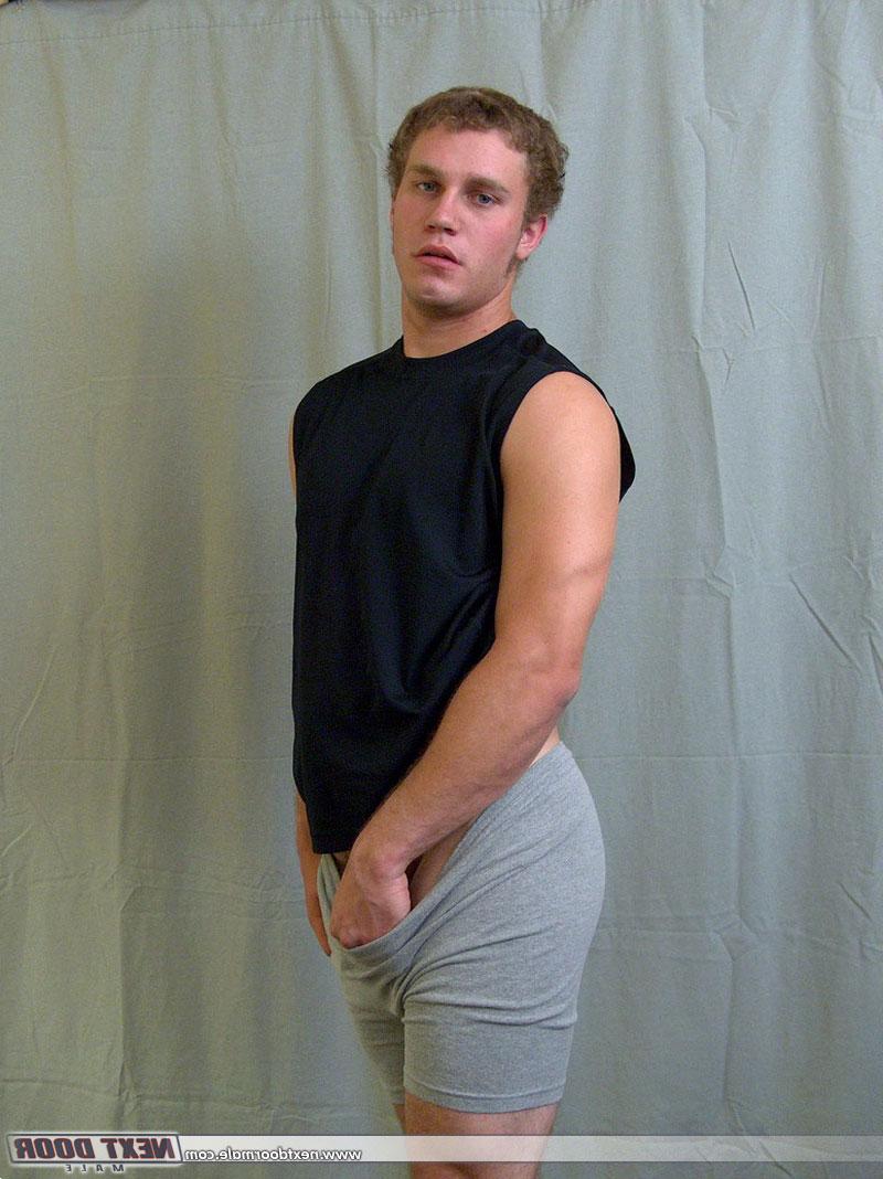 20P Caliente amateur homosexual ryan se quita la ropa y saca su dong