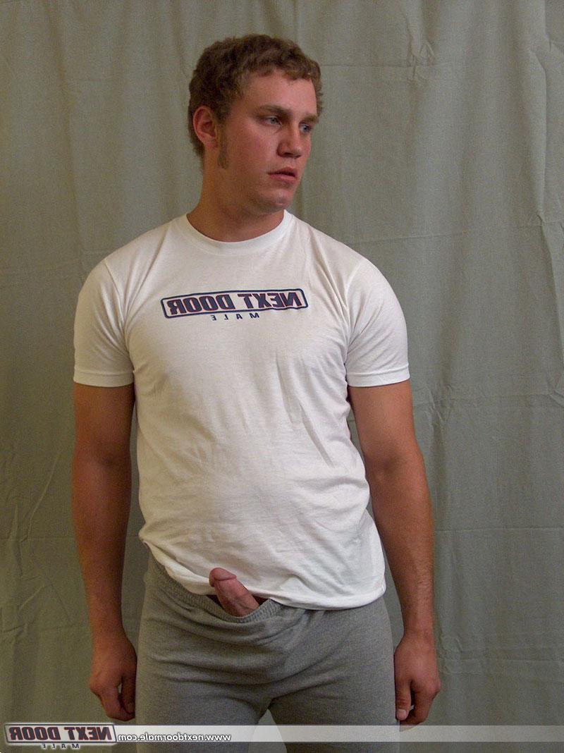 20P Caliente amateur homosexual ryan se quita la ropa y saca su dong