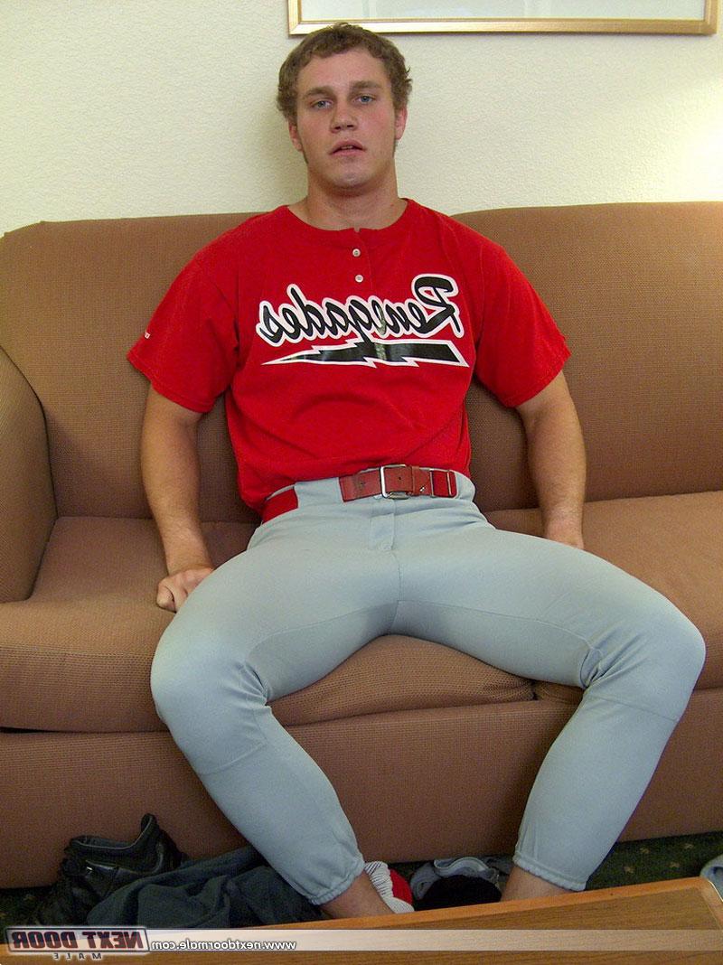 20P Caliente amateur homosexual ryan se quita la ropa y saca su dong