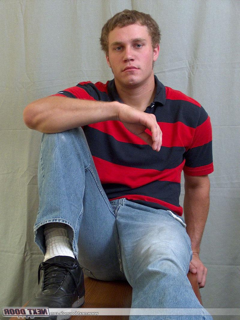 20P Caliente amateur homosexual ryan se quita la ropa y saca su dong