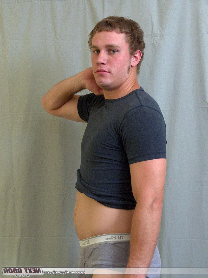 20P Caliente amateur homosexual ryan se quita la ropa y saca su dong