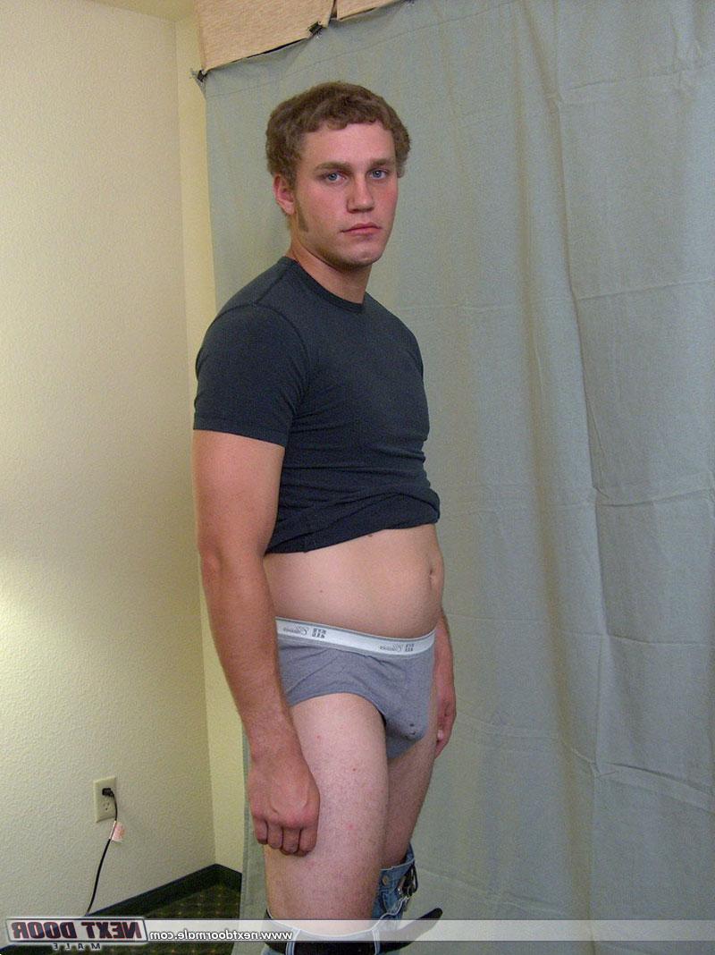 20P Caliente amateur homosexual ryan se quita la ropa y saca su dong