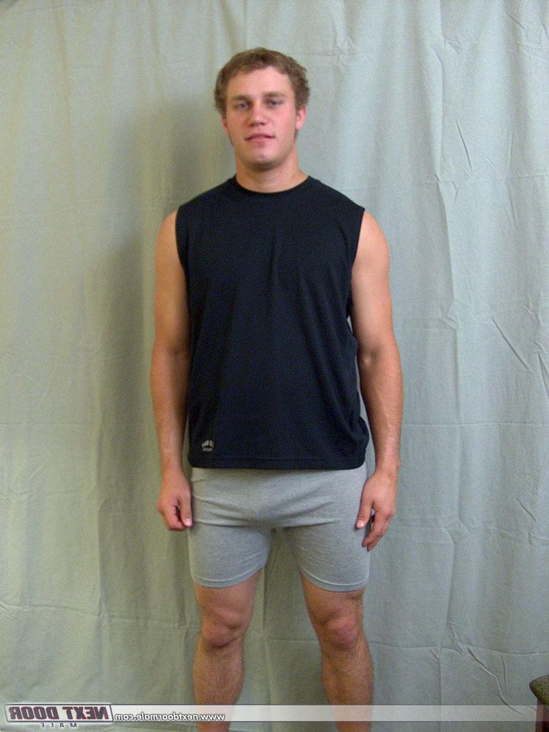 20P Caliente amateur homosexual ryan se quita la ropa y saca su dong