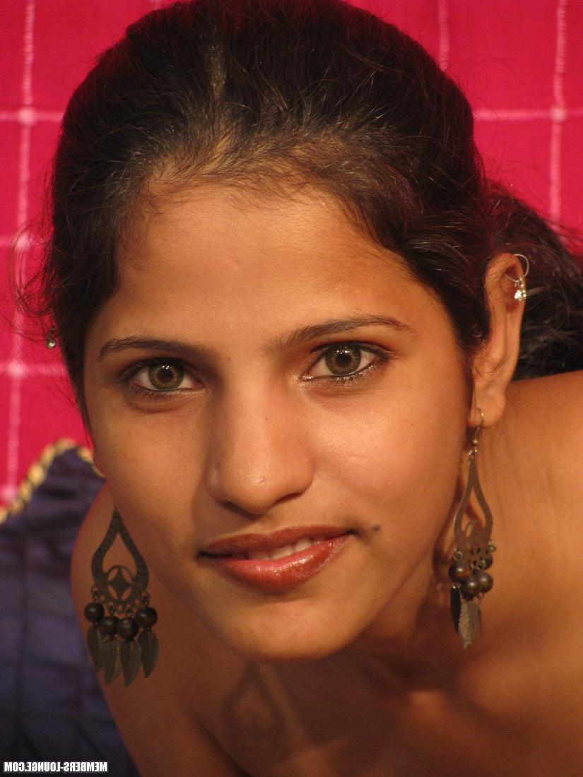 15P Indische MILF leckt und streichelt bei Solo-Action ihren völlig nackten Körper