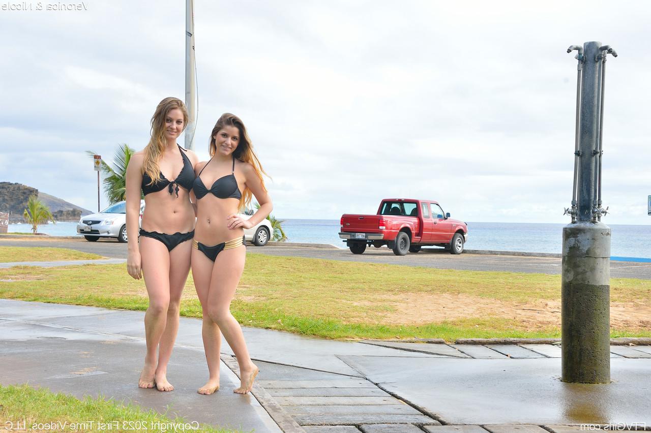 20P As lésbicas amadoras Nicole e Veronica se beijam e brincam na praia