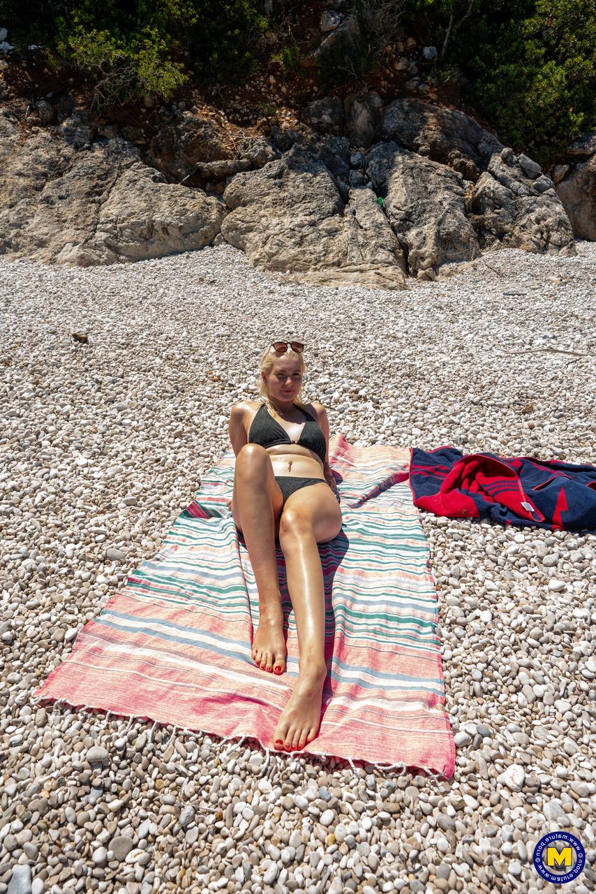 20P A gostosa senhorita Melissa exibe seus peitos grandes enquanto está na praia com sua madrasta