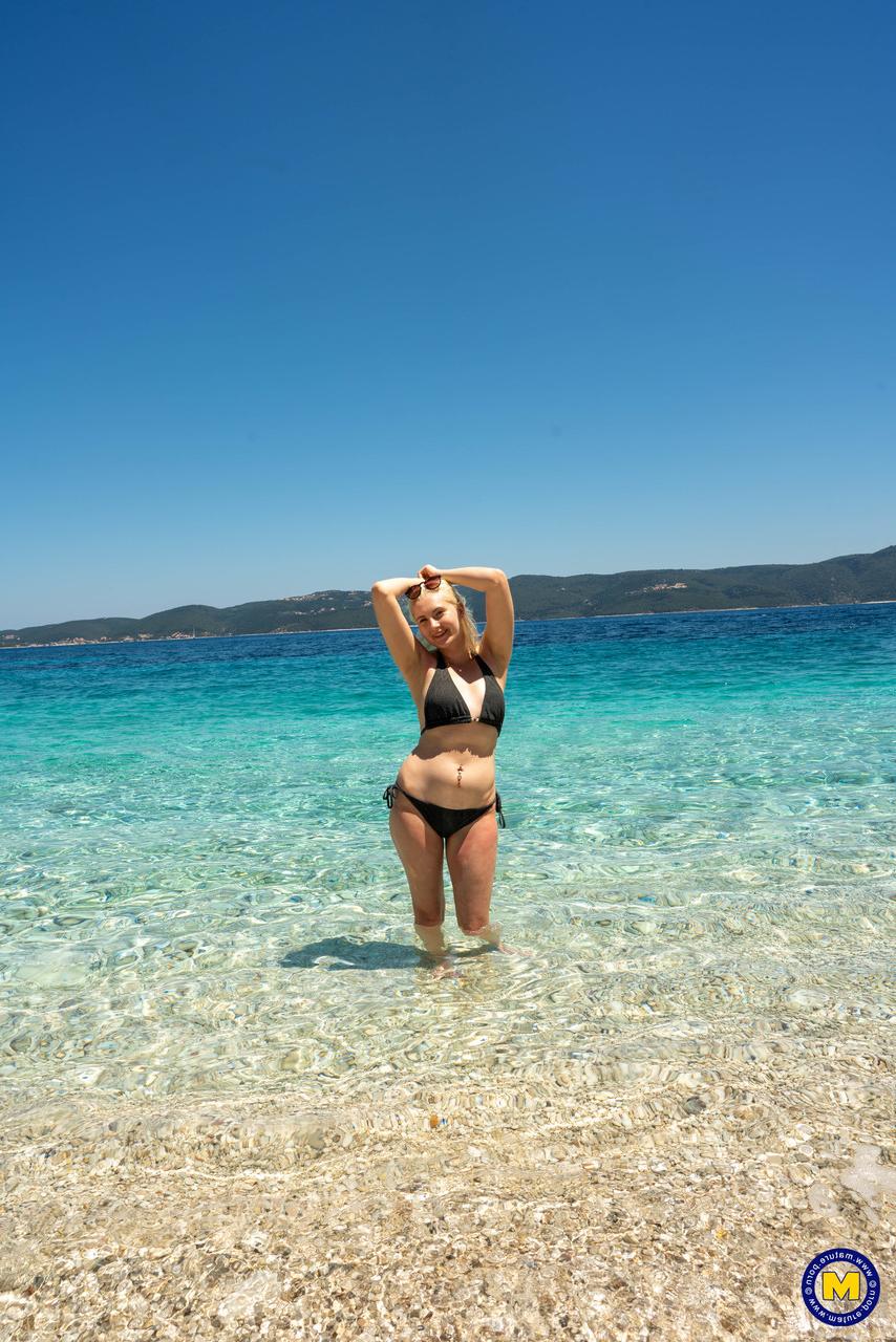 20P A gostosa senhorita Melissa exibe seus peitos grandes enquanto está na praia com sua madrasta