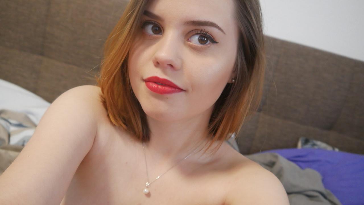 15P Die Amateurschönheit Jamie Young zeigt ihre natürlichen Titten und Liebeslöcher im POV