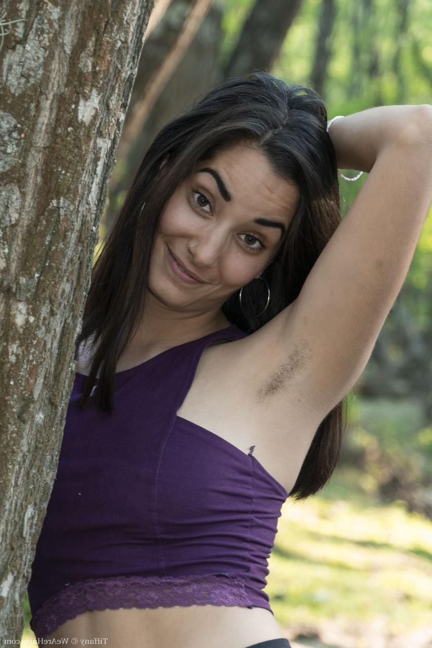 20P A amadora safada Tiffany mostra sua buceta peluda em um strip-tease ao ar livre