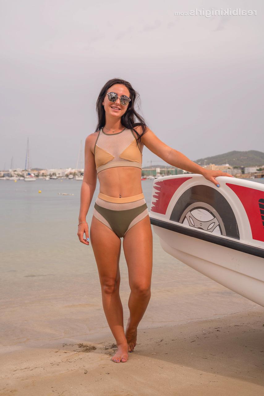 12P Garota amadora libera seus peitinhos da parte superior do biquíni enquanto faz coisas de praia