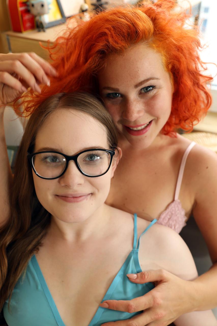 20P Lesbianas amateurs muestran sus grandes culos y se hacen un beso negro