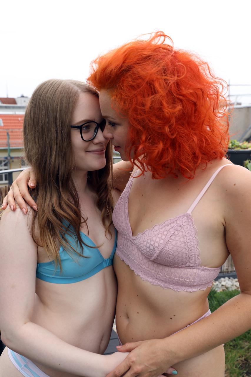 20P Lesbianas amateurs muestran sus grandes culos y se hacen un beso negro