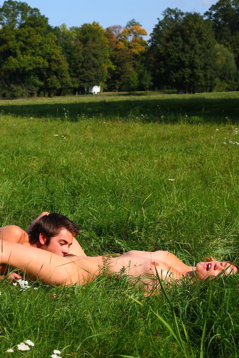 20P Junges Paar zieht sich für einen schnellen Fick auf einem Feld aus