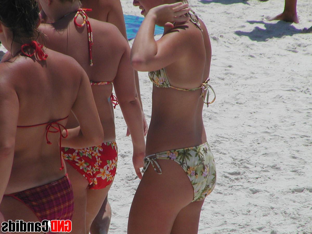 12P Ação sincera de garotas amadoras tomando banho de sol na praia de biquíni