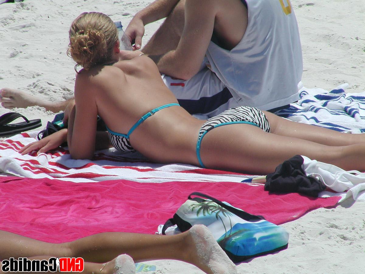 12P Ação sincera de garotas amadoras tomando banho de sol na praia de biquíni