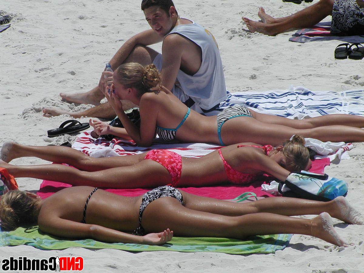 12P Ação sincera de garotas amadoras tomando banho de sol na praia de biquíni