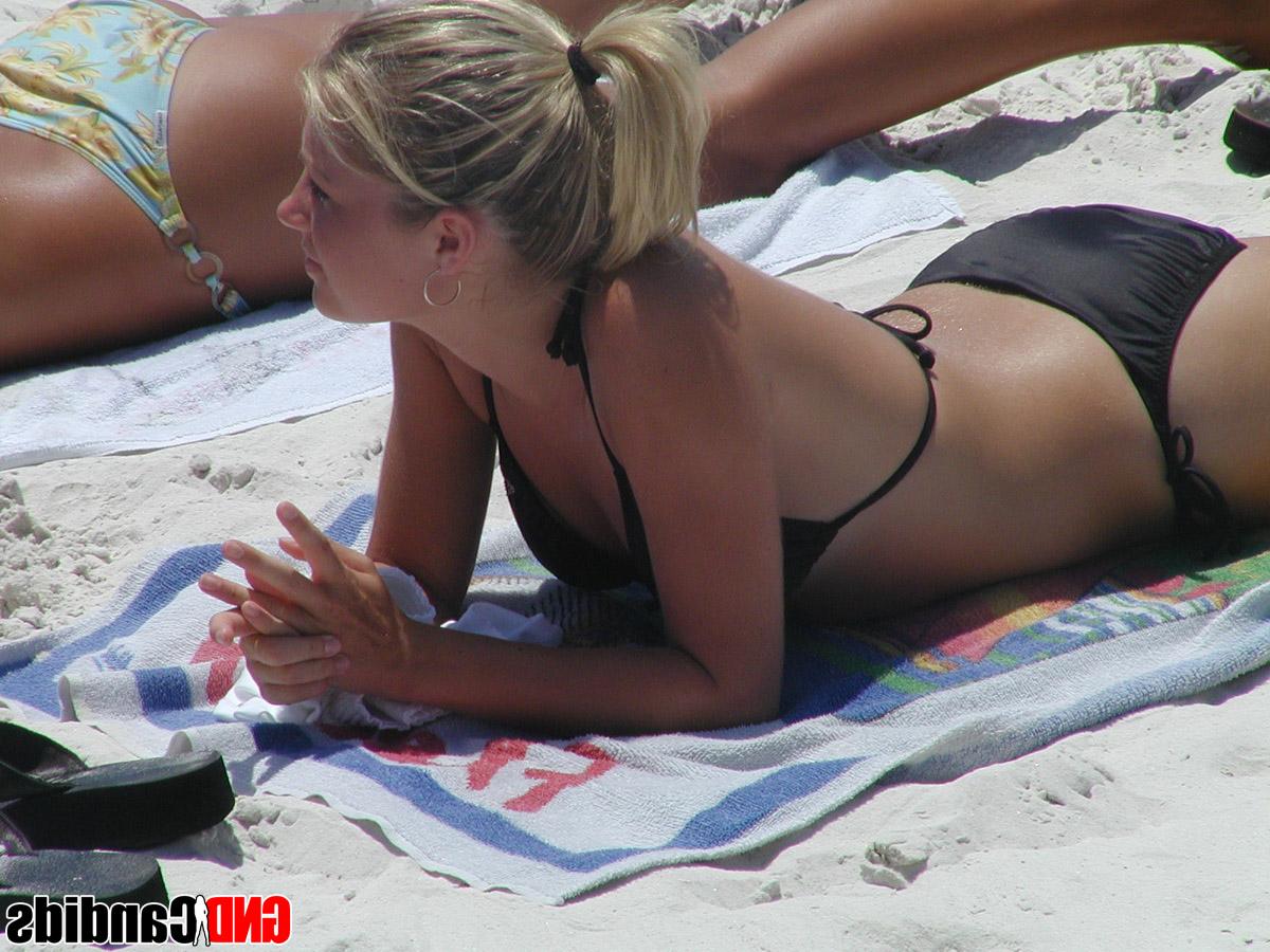 12P Ação sincera de garotas amadoras tomando banho de sol na praia de biquíni
