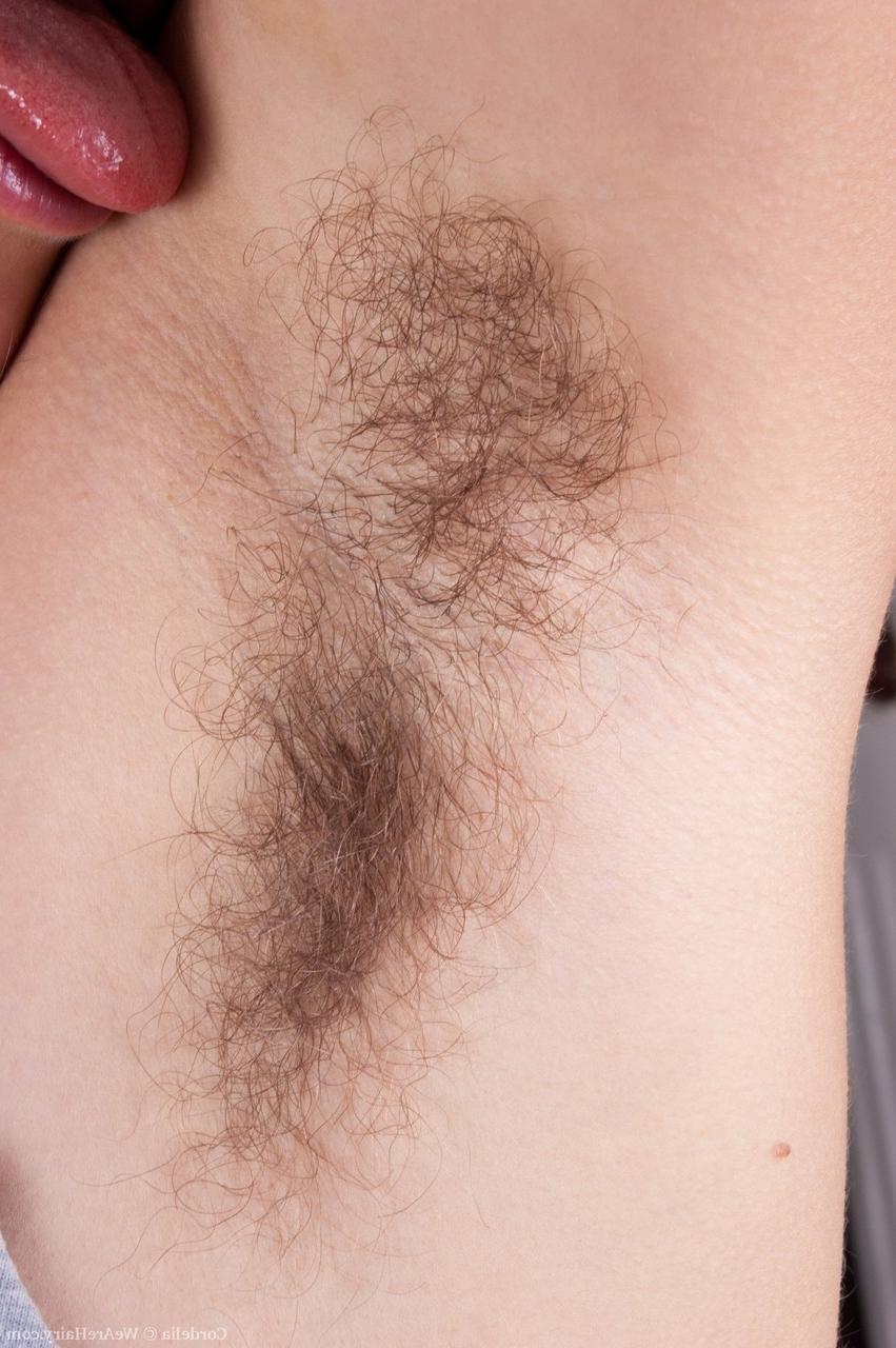 20P A estudante Cordelia lambe as axilas com barba por fazer e esfrega a boceta espessa