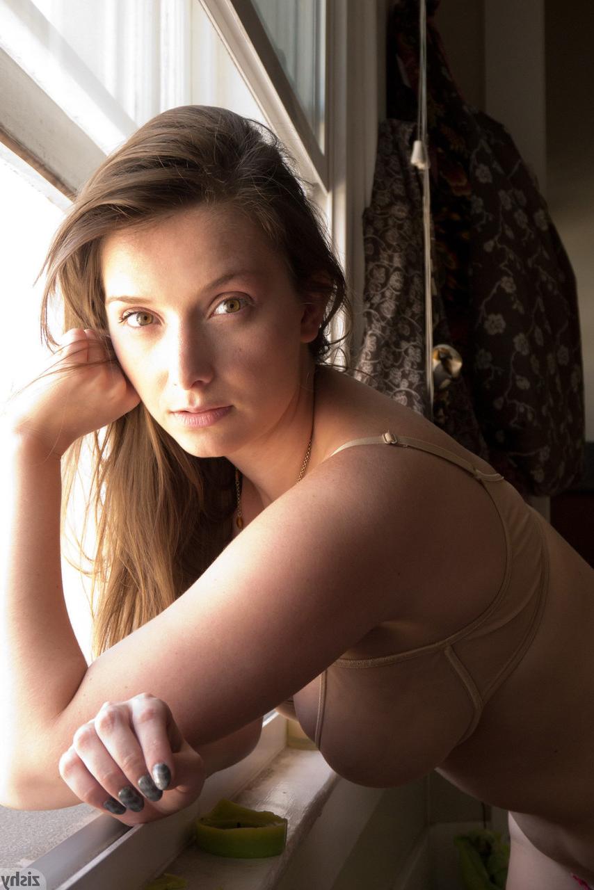 11P Die heiße Teenie-Freundin Rachel Snowflake zeigt ihren großen Arsch und ihre Titten in ihren Dessous