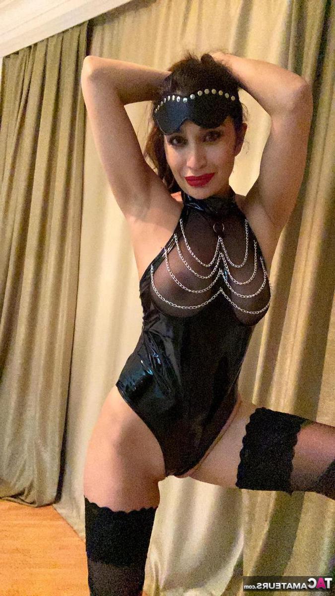 16P Die brünette MILF Sexy Alina XXX zieht ihre Strümpfe und High Heels aus