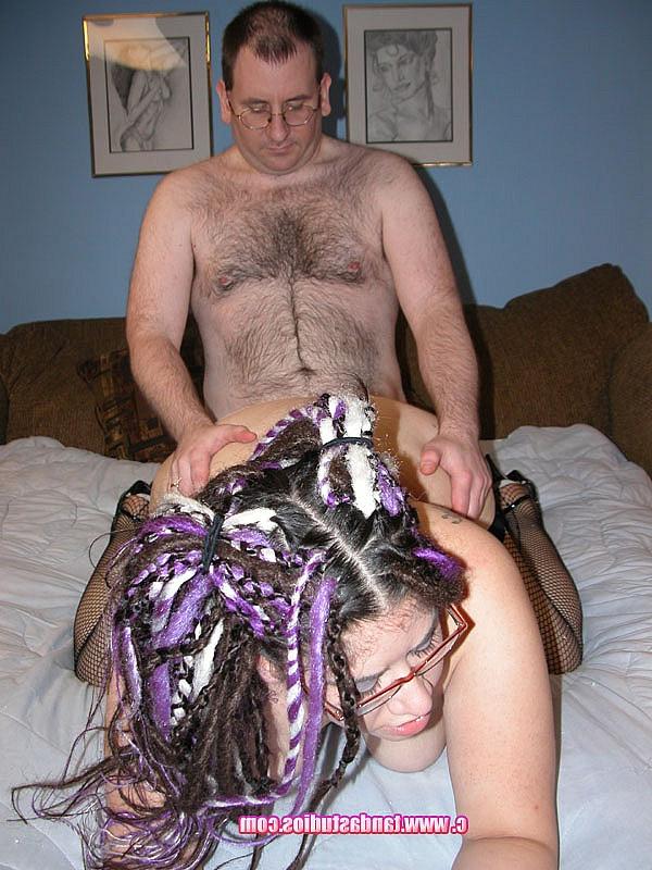 20P Adolescente gordinho nerd com dreads LuLu Garcia sopra um pau e sobe nele