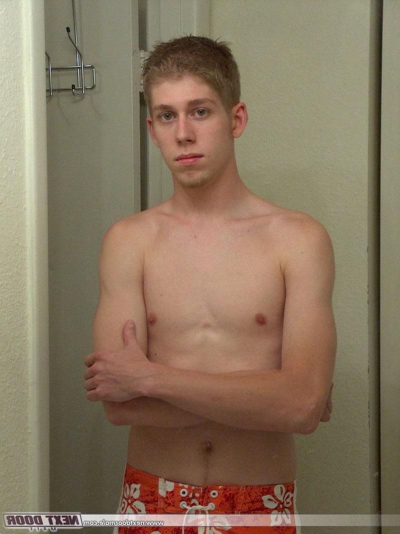 20P Der schwule Amateur Alex holt seinen steifen Schwanz heraus und posiert nackt im ganzen Haus