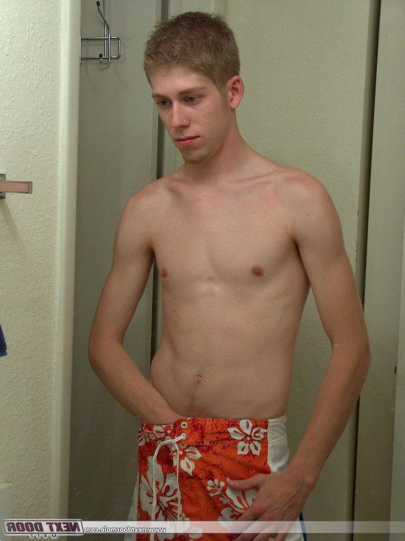 20P Der schwule Amateur Alex holt seinen steifen Schwanz heraus und posiert nackt im ganzen Haus