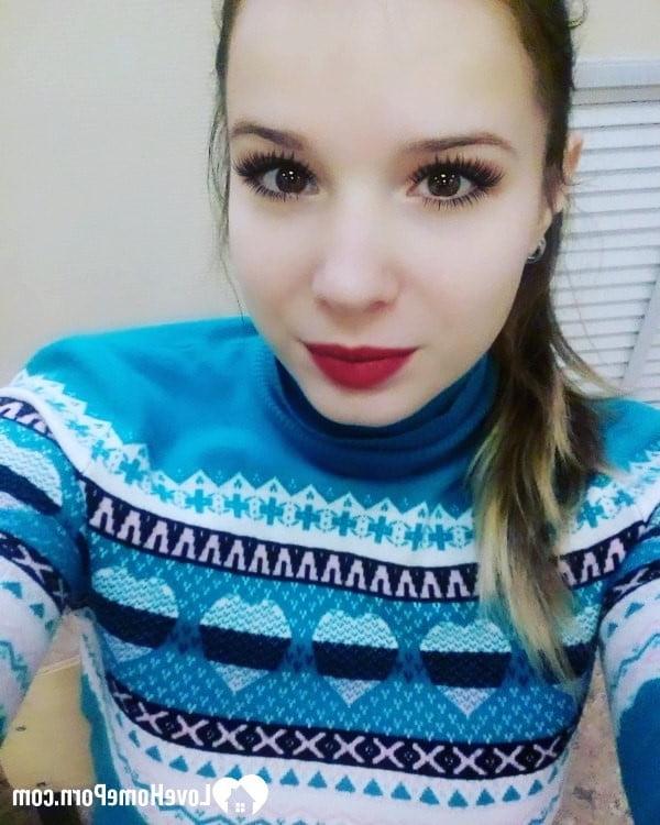 20P Adolescente amadora revela seus peitos fofos e bunda grande em casa em um solo