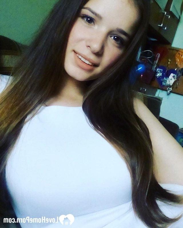 20P Adolescente amadora revela seus peitos fofos e bunda grande em casa em um solo