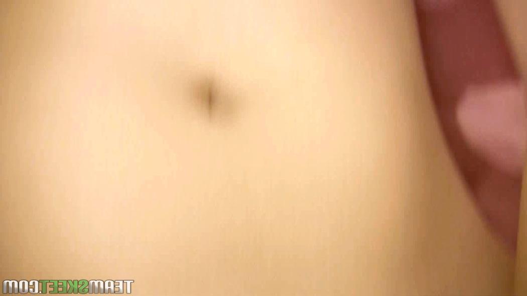 17P A loira Lily LaBeau com piercing na língua penetra na vulva com vibrador