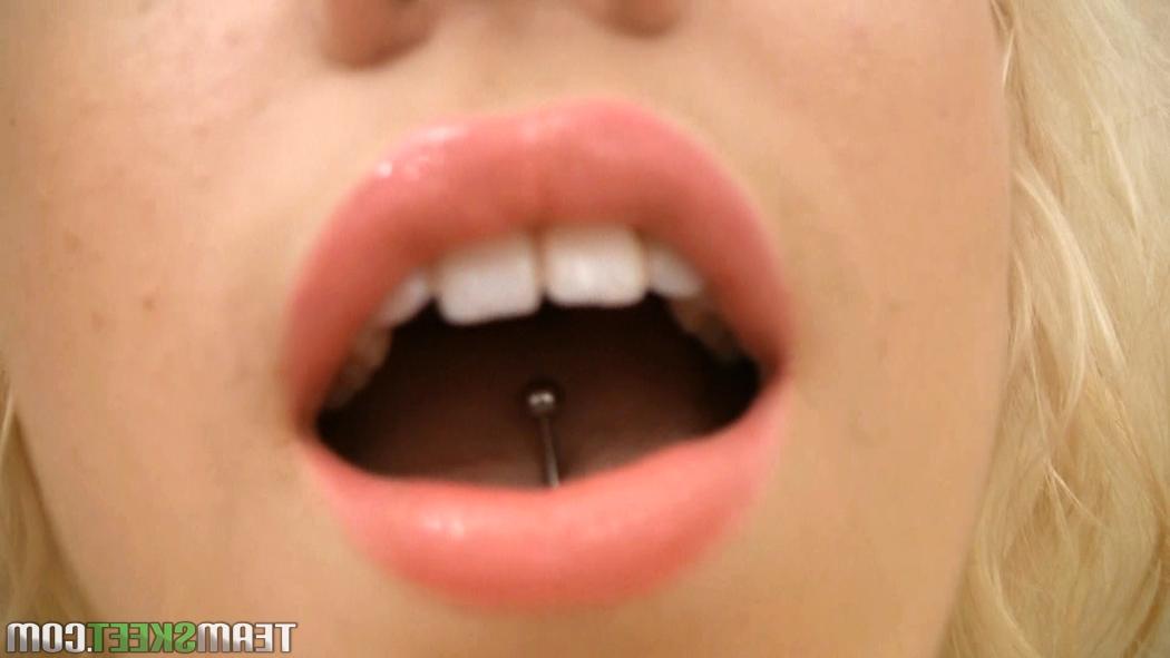 17P A loira Lily LaBeau com piercing na língua penetra na vulva com vibrador